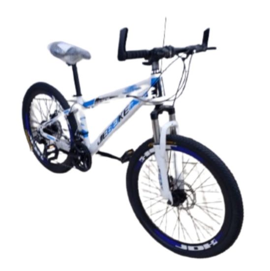 صورة دراجة رياضية بيضاء بكفرات مقاس 26و24